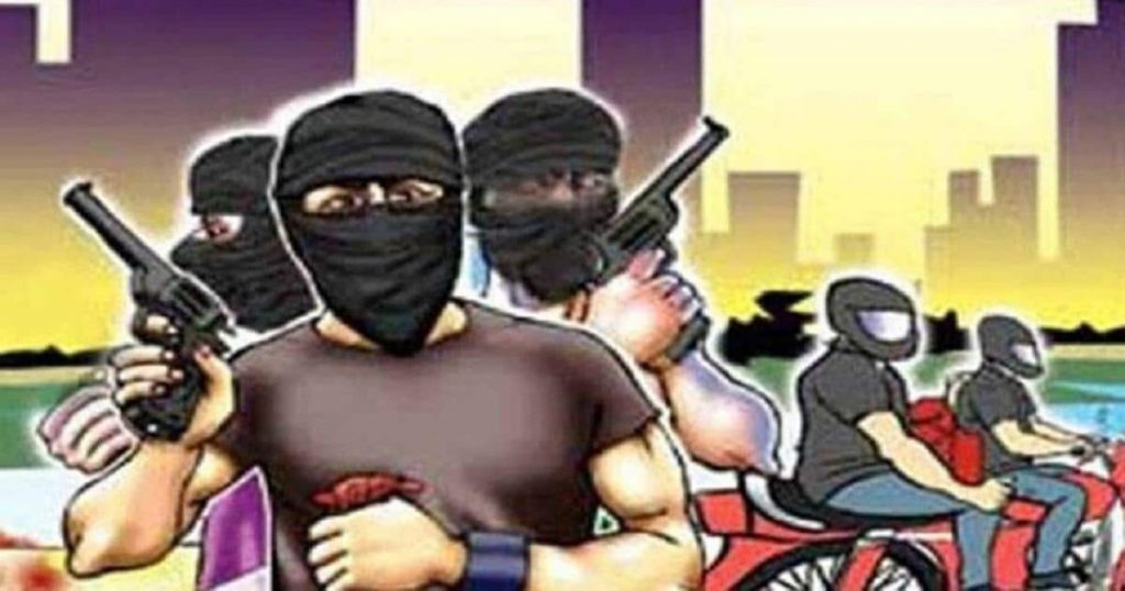 Thieves robbed 3 crore 60 lakh at gunpoint in Indapur, complaint filed with police