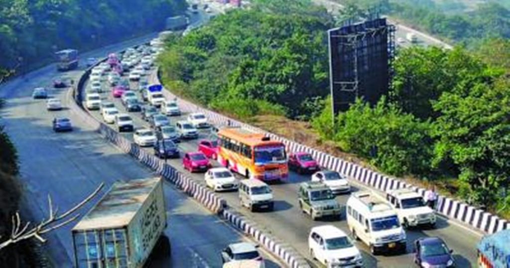 Congestion of vehicles on Mumbai-Pune expressway due to successive holidays