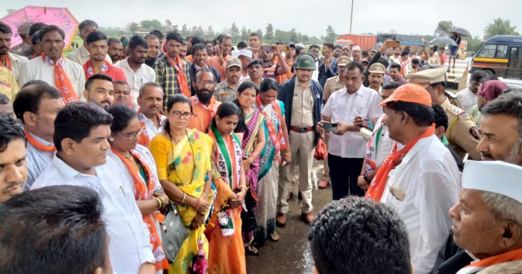 Rasta Roko Andolan of all party leaders against toll booths in Nashik, made various demands