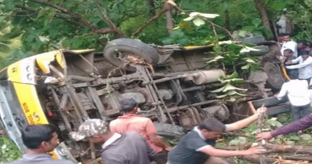 A private school bus carrying 44 students from Ambegaon fell into a valley, four students were injured in the accident.