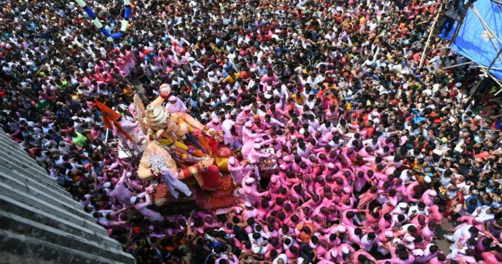 During the Ganesh immersion in Dindoshi, two groups of BJP clashed