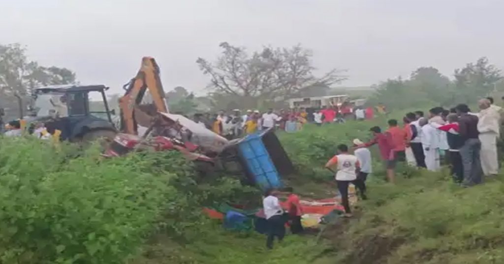 3 women died and 5 women were seriously injured after the tractor overturned