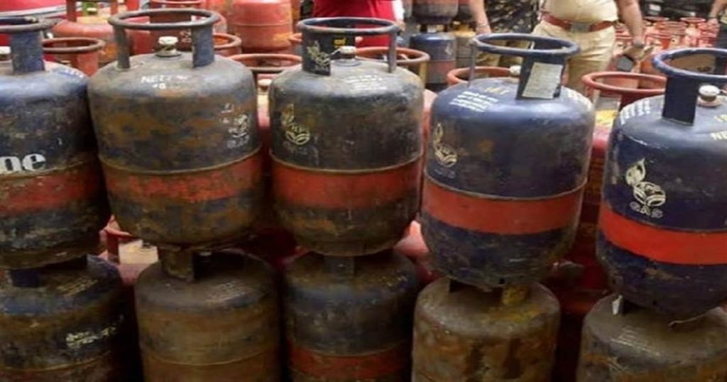 Good news! Commercial cylinder price cut by 'so much' Rs