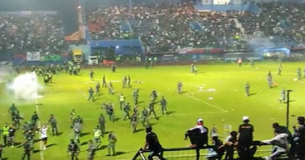 Violence during football match in Indonesia, 127 dead and more than 180 injured