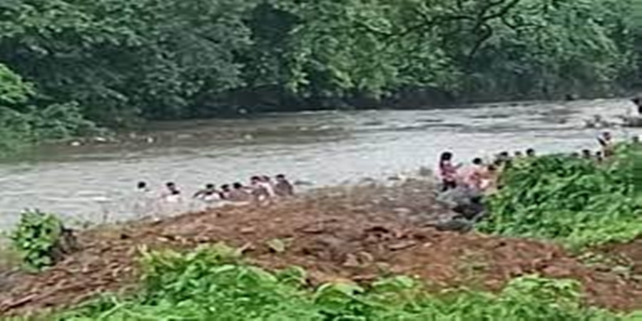 As there was no road to go to the fields, the farmers staged a 'water movement'.