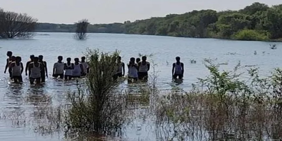 Farmers took direct water burial; Farmers' agitation to demand compensation