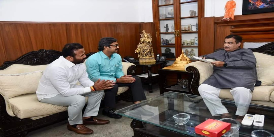 Rahul Kul met Union Transport Minister Nitin Gadkarin to resolve various issues related to Pune-Solapur National Highway.