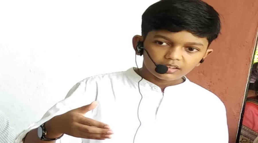 Commendable! Only 11 years old boy takes UPSC che class