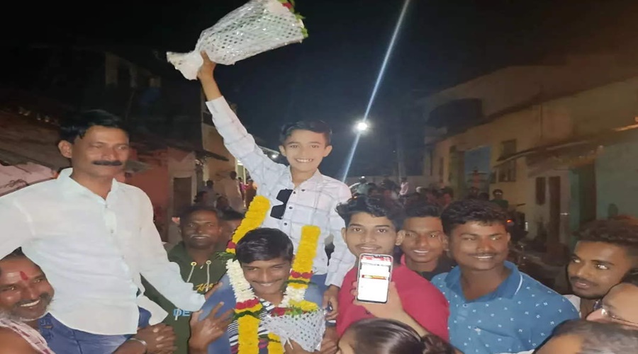 A student studying in class VII won a lottery of 1 crore; The village took out a military procession