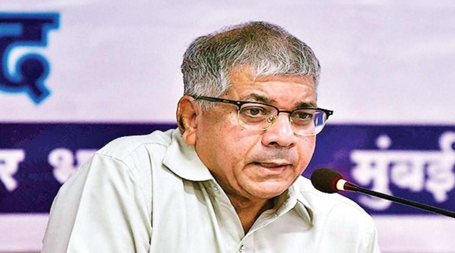 Prakash Ambedkar's big statement "After 15 days Maharashtra politics will be bombed"; Inviting discussions