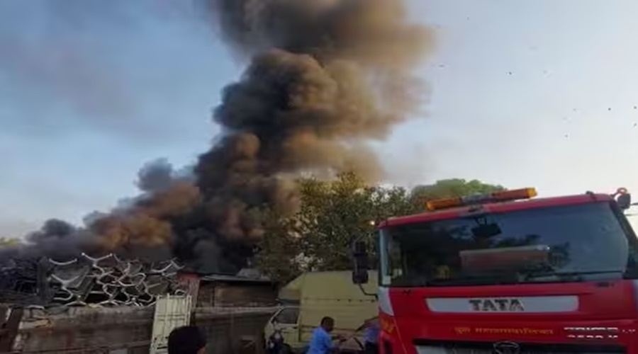 Breaking! Massive fire in old bazaar in Pune