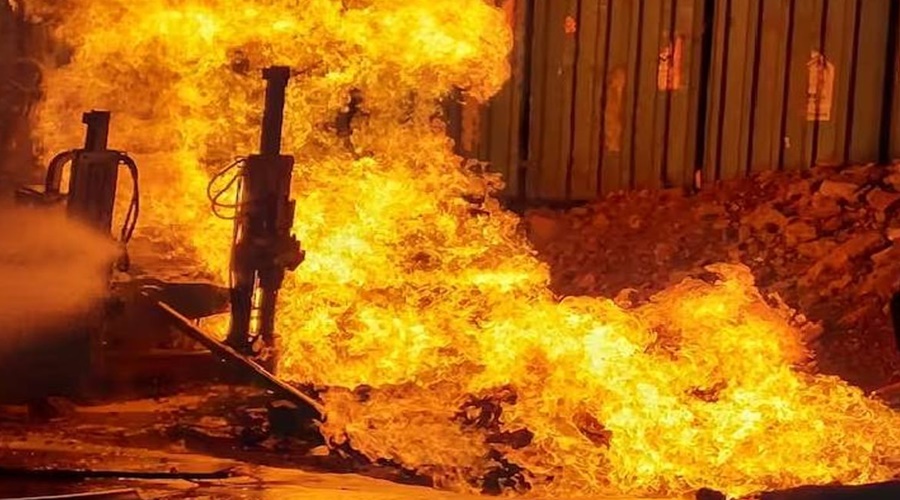 Shocking! A gas pipeline burst on Sinhagad Road in Pune