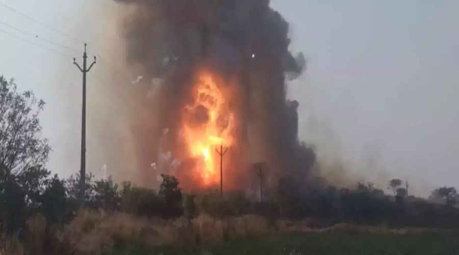 Big news! Massive explosion in firecracker factory in Solapur during rain