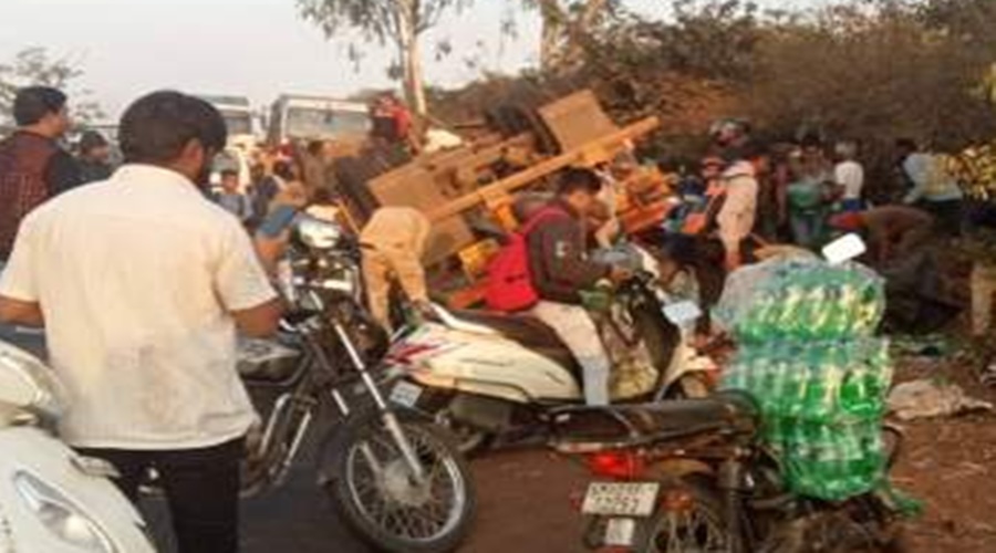 Overturned a container full of cold drinks; People flock to carry cold drinks