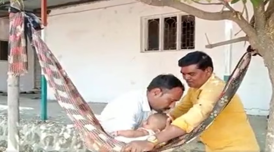 Salute to mother's stubbornness! She gave the 12th paper while putting the baby in a sling