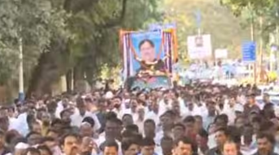 Girish Bapat's funeral procession begins!
