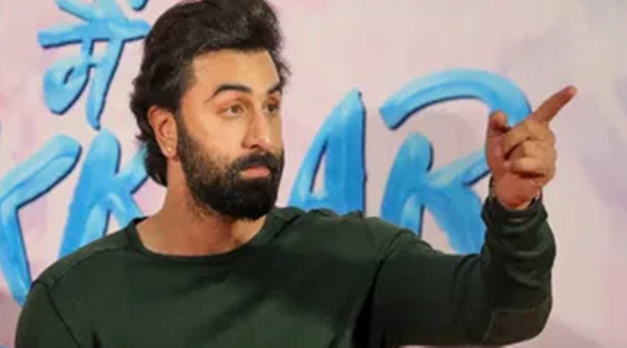 The girl first tried to kiss Ranbir and then started crying, watch the viral video