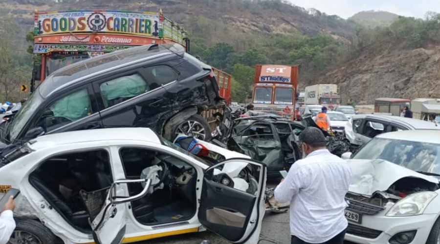 Accident: Brake failure of truck on Mumbai-Pune Expressway, 12 vehicles hit; 6 people injured