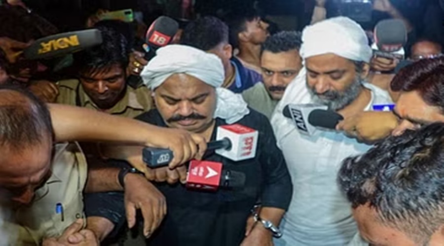 While talking to journalists, suddenly gangster Atiq was shot in the head; Watch the shocking video