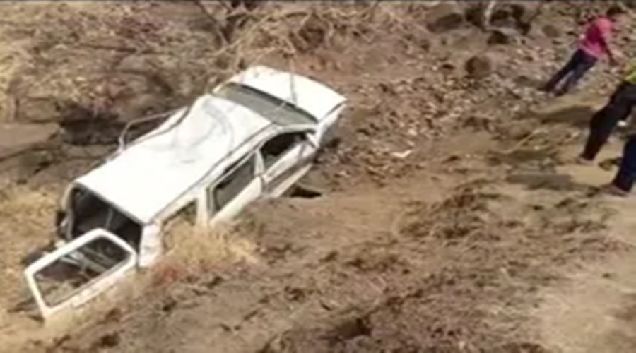 Shocking event! While going to Sajjangarh, the car fell into a deep ravine