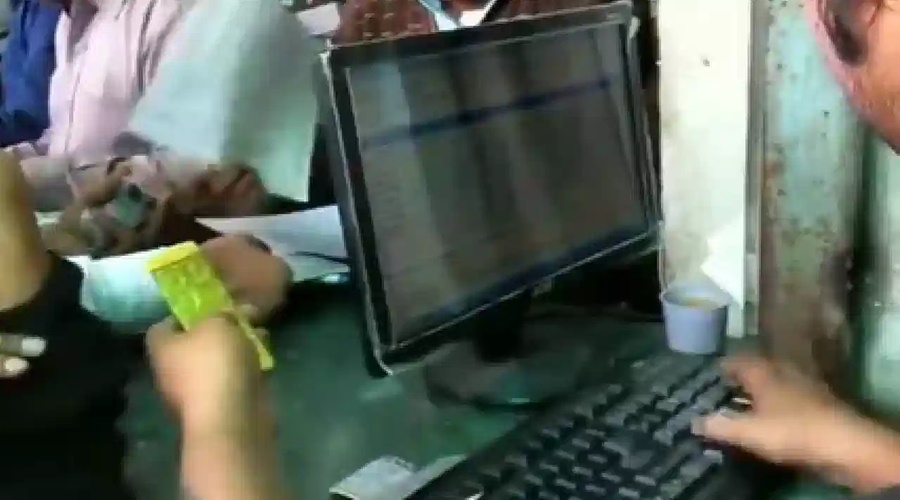 The typing speed of the person sitting at the billing counter of the drug store will make you dizzy; Watch the video once