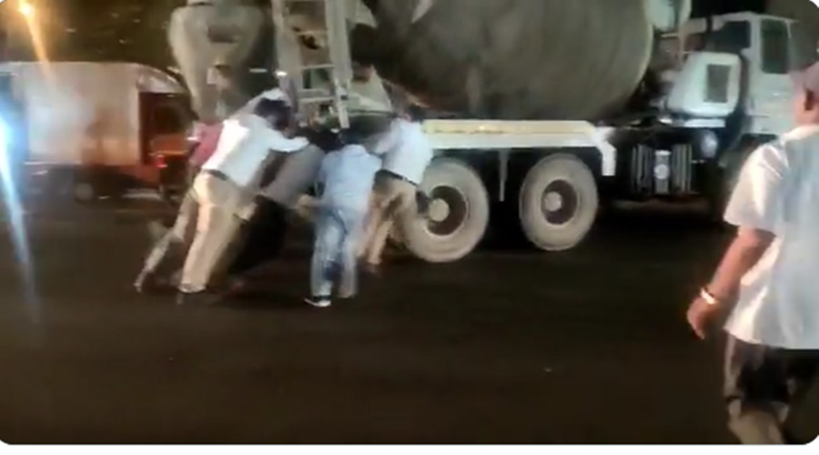 Admirable performance of the traffic police, shocked the stalled truck; Watch the video