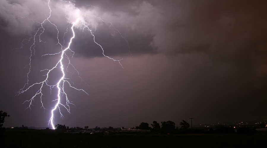 "…and the child lost his life in front of his parents", the child lost his life in the storm