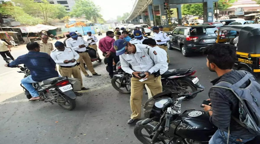 Thief to Thief Shirjor! As the traffic police took action, the driver set the bike on fire on the road