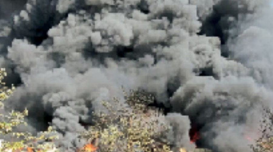 Breaking! A massive fire at a scrap warehouse; Efforts to bring it under control...