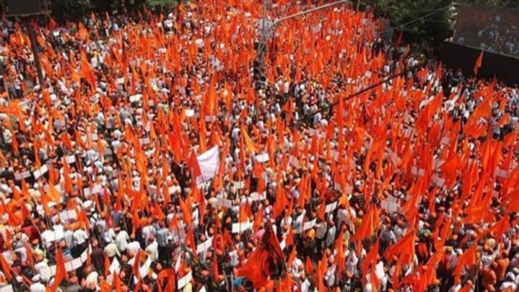 Give reservation to Maratha community! Attempted self-immolation in front of Collectorate